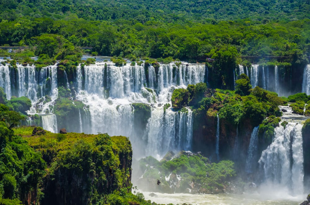 Explore the Iguazu Falls: Nature's Breathtaking Masterpiece